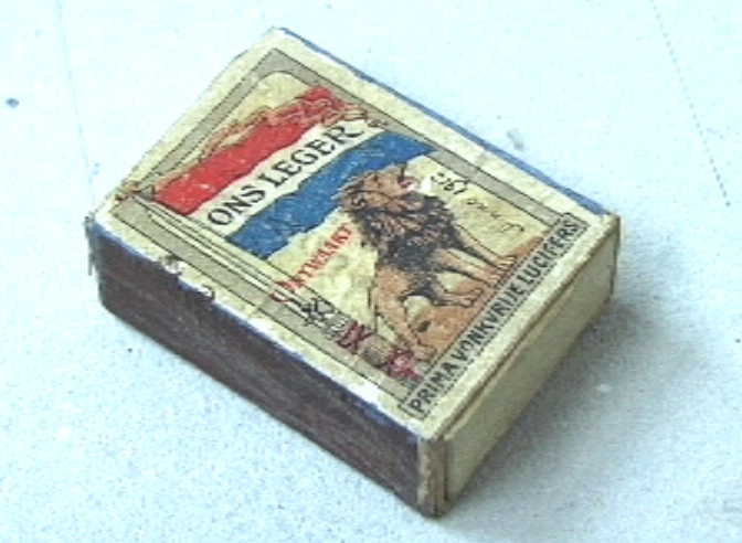 Lucifersdoosje met afbeelding "ONS LEGER", ONTWAAKT, Anno 1915.