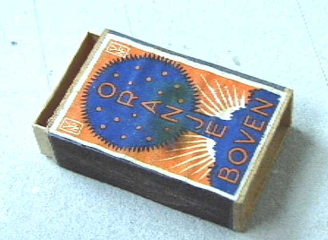 Lucifersdoosje met afbeelding van blauwe boom met oranjeappeltjes.