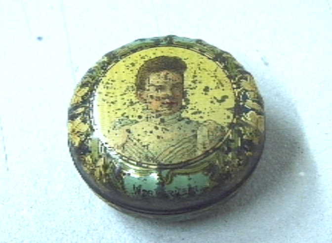 Rond blikken doosje voor chocolade met afbeeldingen van koningin Wilhelmina en prins Hendrik. Ter gelegenheid van hun huwelijk in 1901.