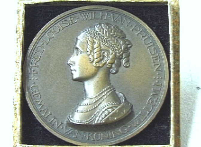Penning met busteportret naar links van Frederica Louise Wilhelmina van Pruisen, echtgenote van koning Willem I.