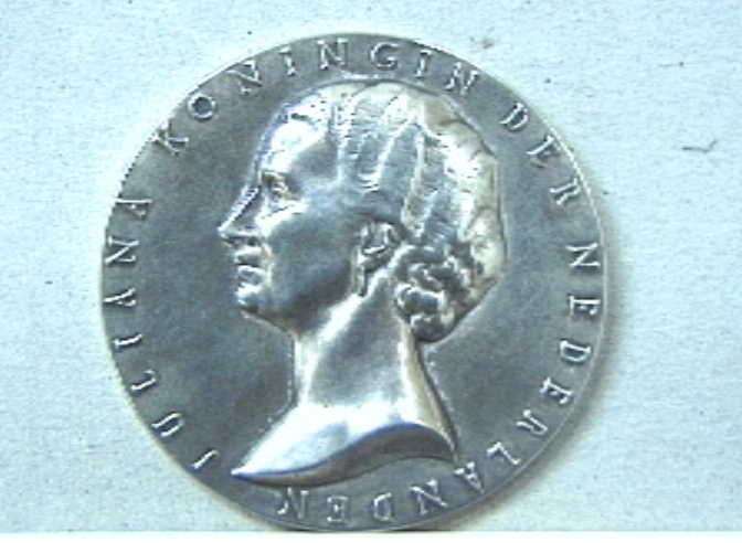 Zilveren penning met busteportret van koningin Juliana.