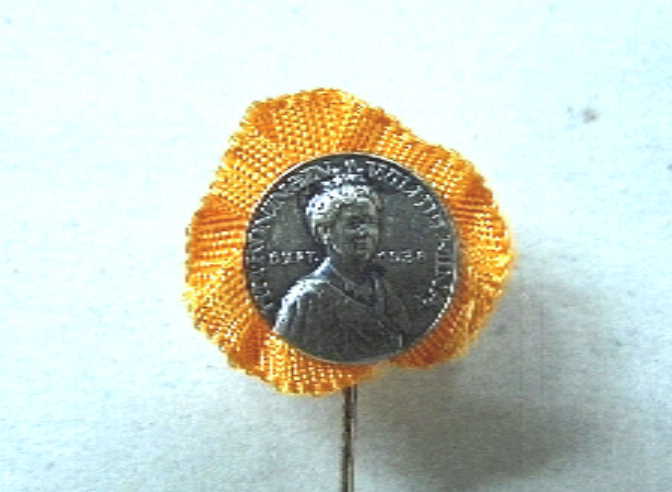 Steekspeldje met busteportret naar rechts van Wilhelmina , het opschrift 6 SEPT 1938, en het randschrift H.M. KONINGIN WILHELMINA.