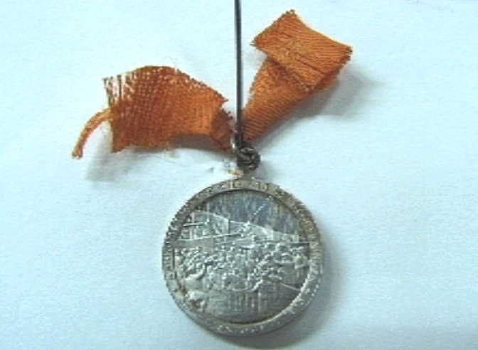 Penning met afbeelding Nederlandse Maagd, Nederlandse Leeuw, wapenschild.