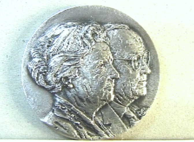 Penning t.g.v. 50-jarig huwelijk Juliana en Bernhard.