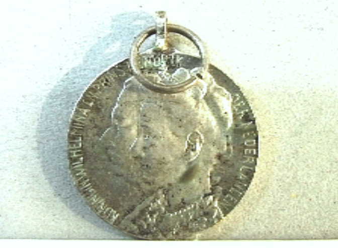 Penning t.g.v. geboorte van Juliana, voorzijde busteportretten naar links van Wilhelmina en Hendrik.