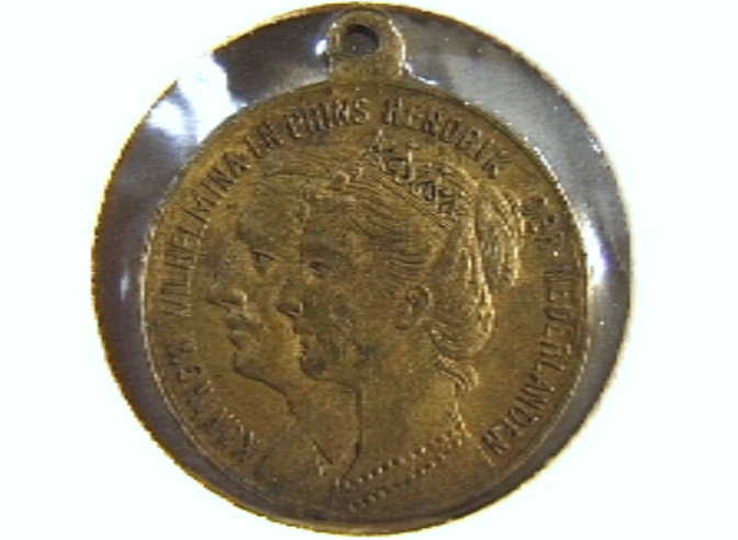 penning t.g.v. de geboorte van prinses Juliana, met portretkoppen naar links van Hendrik en Wilhelmina, en verso een allegorische figuur bij een wieg. Met oogje en ring.