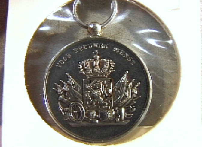 Penning, "VOOR TROUWEN DIENST", met monogram W.