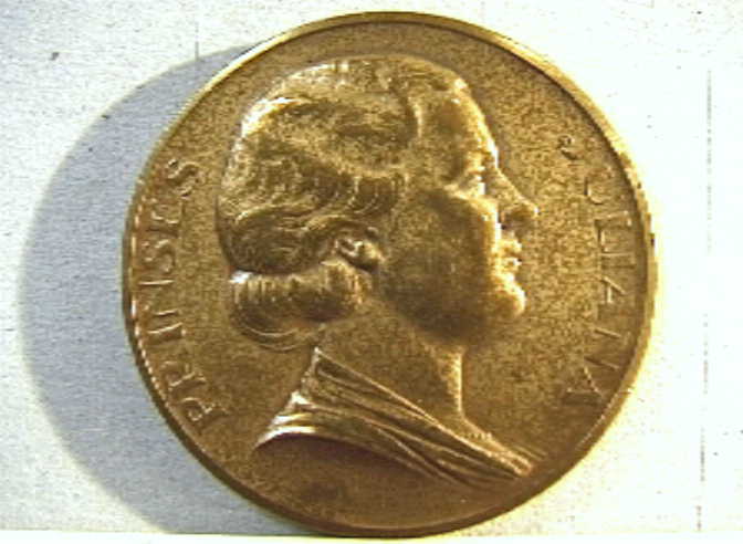 Penning aangeboden door het Nationaal Crisis Comite aan J.E. Lems-Valkenburg. Voorzijde : portret prinses Juliana.