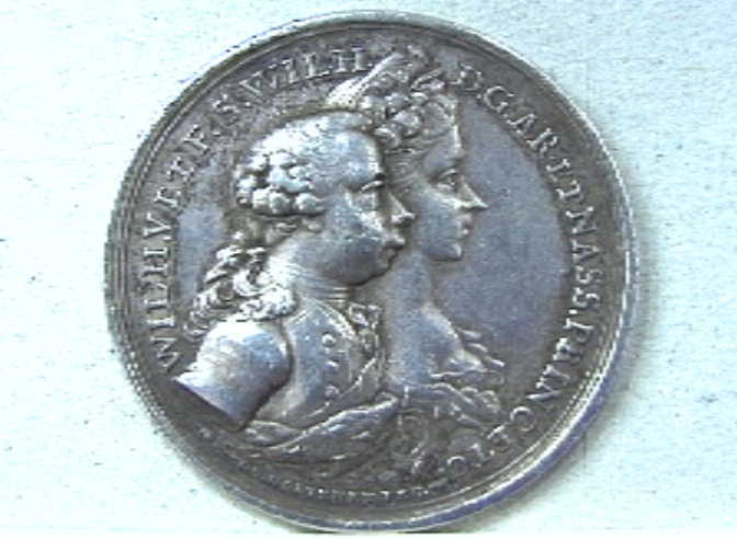 Penning met portretten van prins Willem V en Wilhelmina van Pruisen. T.g.v. geboorte dochter Carolina.