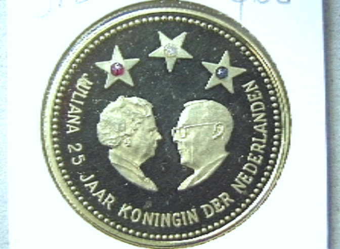 Penning prinsjesdag 1973, met portretten van koningin Juliana en prins Bernhard, verso Gouden Koets en kroon.