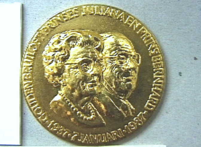 Penning t.g.v. gouden bruiloft van Juliana en Bernhard, met hun portretten naar rechts, en verso paleis Soestdijk met vijf-regelig gedicht van J. van den Vondel.