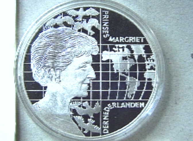 Penning t.g.v. 125-jarig bestaan Nederlandse Rode Kruis, met portret prinses Margriet.