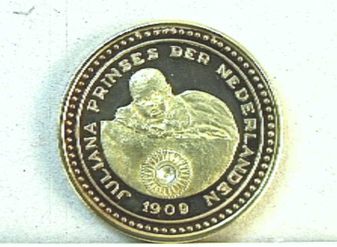 Penning uit reeks van zes, geslagen t.g.v. de 65ste verjaardag van koningin Juliana.