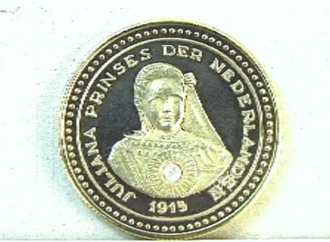 Penning uit reeks van zes, geslagen t.g.v. de 65ste verjaardag van koningin Juliana.