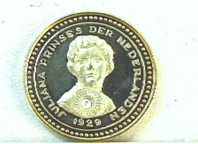 Penning uit reeks van zes,  geslagen t.g.v. de 65ste verjaardag van koningin Juliana.