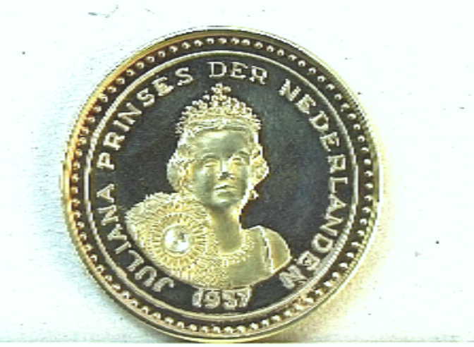 Penning uit reeks van zes,  geslagen t.g.v. de 65ste verjaardag van koningin Juliana.