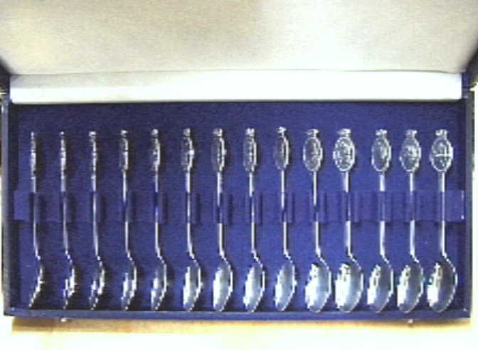 14 lepels in een cassette, met op elke lepel het portret van een regerende Oranje-Nassau, van prins Willem I t/m koningin Beatrix.