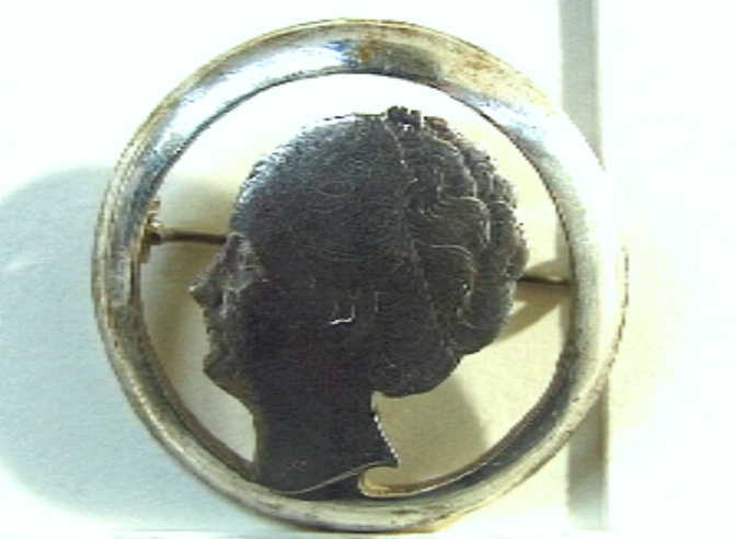 Munt, uitgezaagd en verwerkt tot speld, van 2 1/2 gulden, 1932