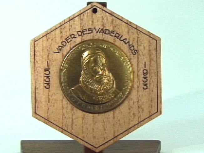 Penning op zeshoekige kartonnen ondergrond, ter gelegenheid van de 400ste geboortedag van prins Willem I, Vader des Vaderlands.