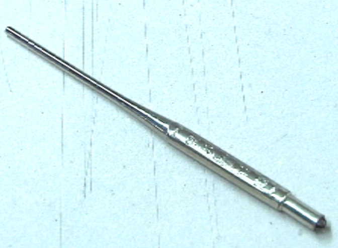 Metalen kroontjespen met het jaartal 1898 en onder het jaartal 1923.