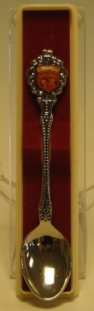 Lepeltje met portretten van Beatrix en Claus in schildvormige inzet op de bovenzijde.