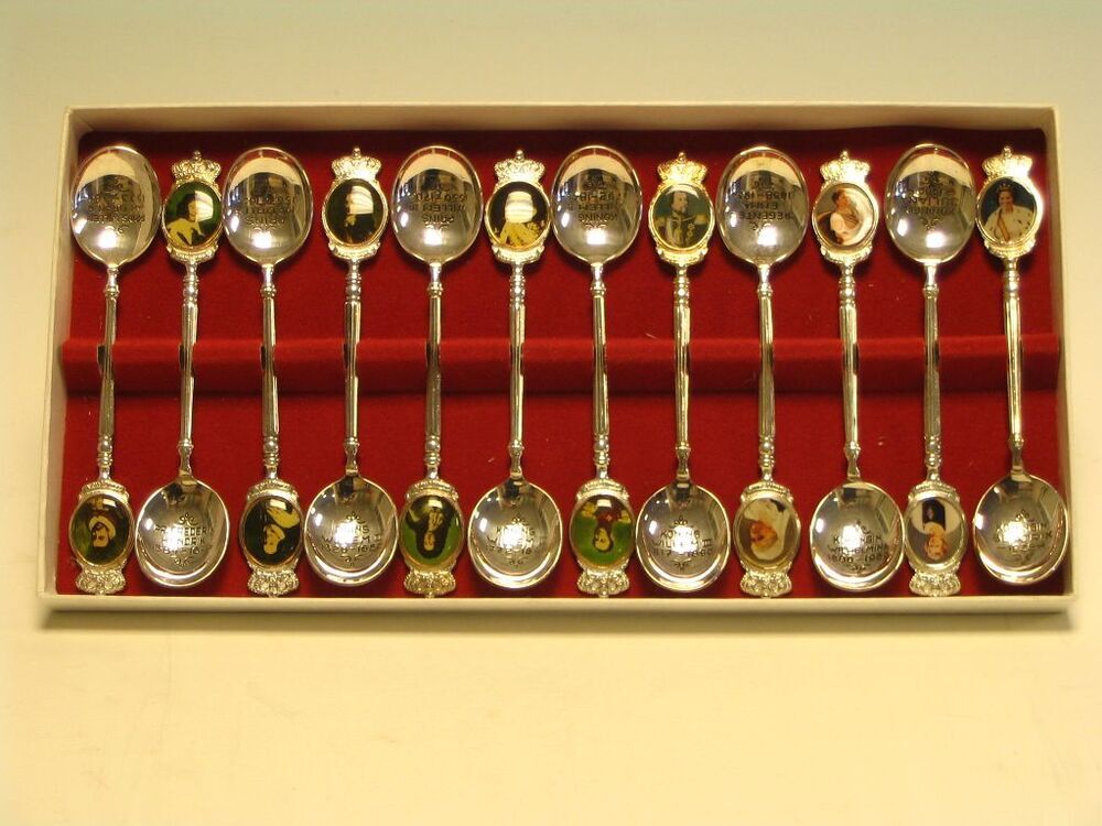 Een set van 12 verzilverde Oranjelepeltjes met op de steeltjes medaillonnetjes met een afbeelding van de diverse koninklijke personen.