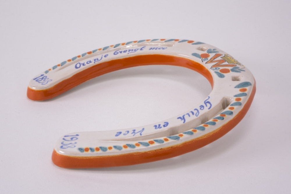 Hoefijzer van keramiek