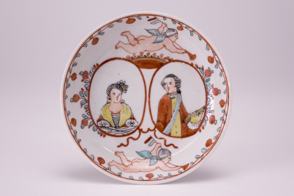 Wit schoteltje met de afbeeldingen van Willem V en Wilhelmina van Pruisen.