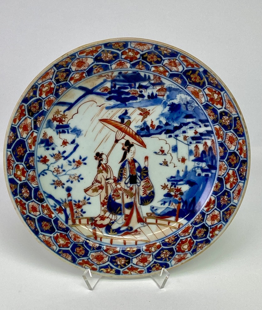 Bord met een vrouw en bediende op een brug in een landschap