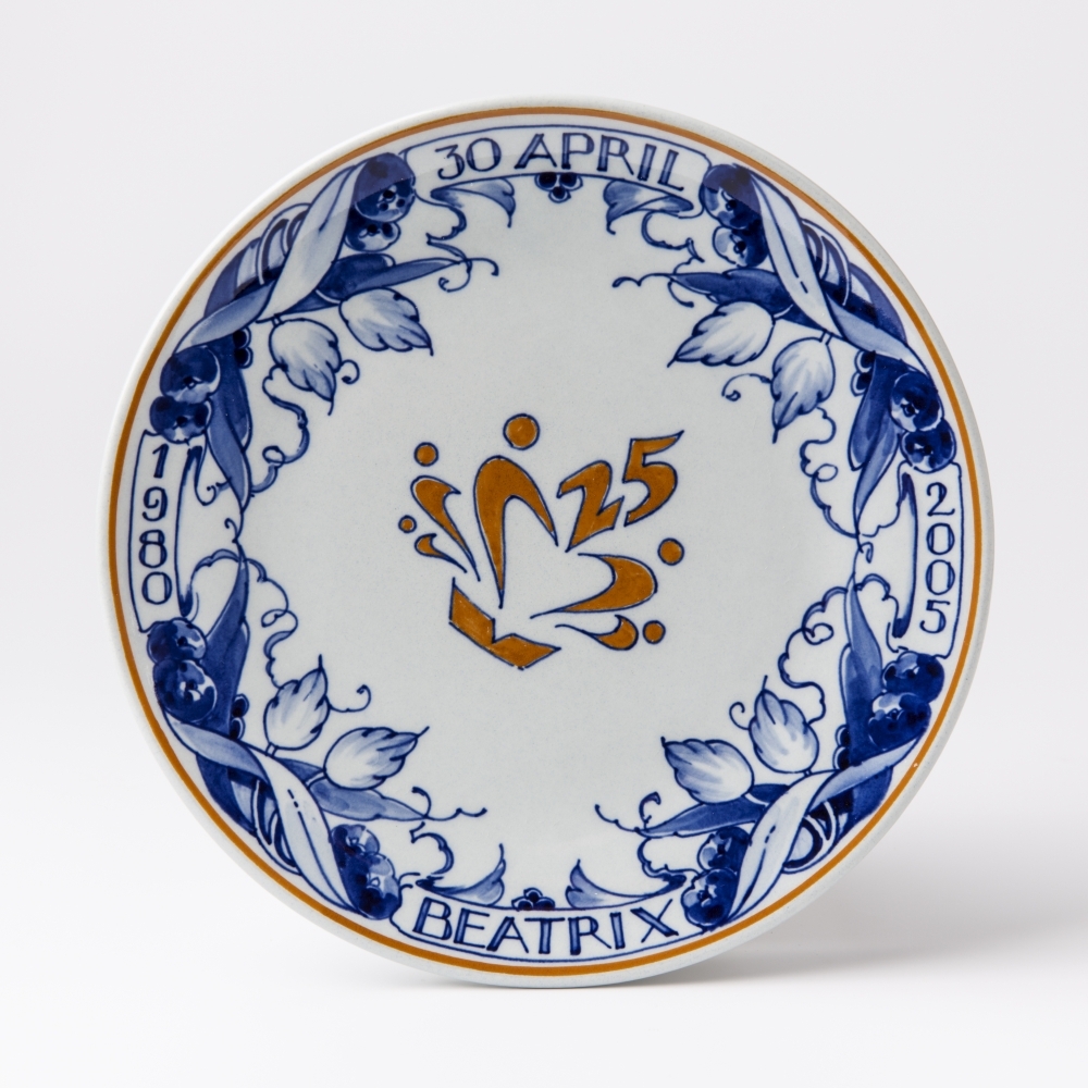 Bord ter herinnering aan het 25-jarig regeringsjubileum van Koningin Beatrix.