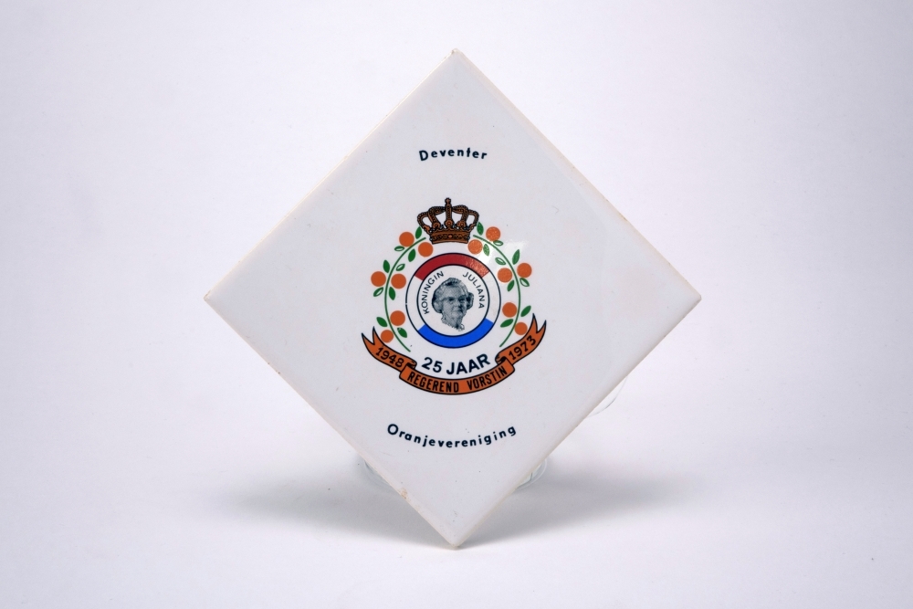 Herdenkingstegeltje 25-jarig regeringsjubileum Koningin Juliana.