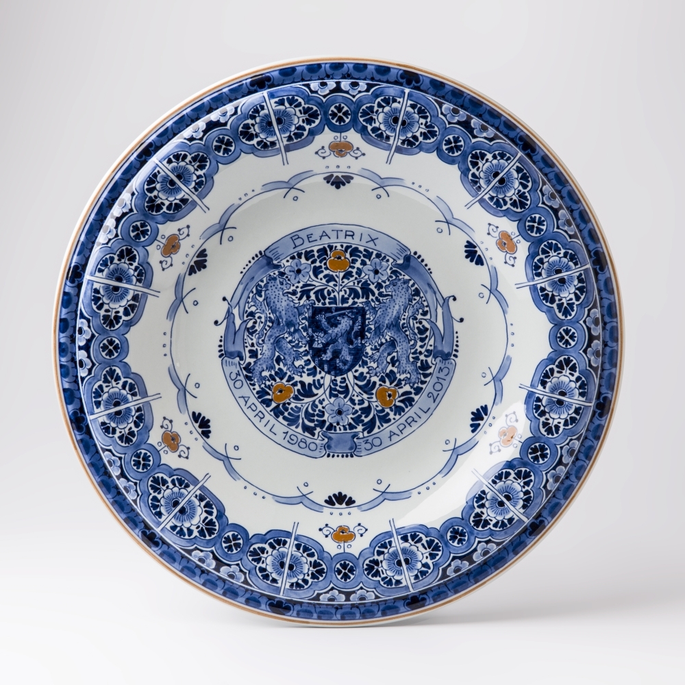 Bord ter herinnering aan de abdicatie van Koningin Beatrix.