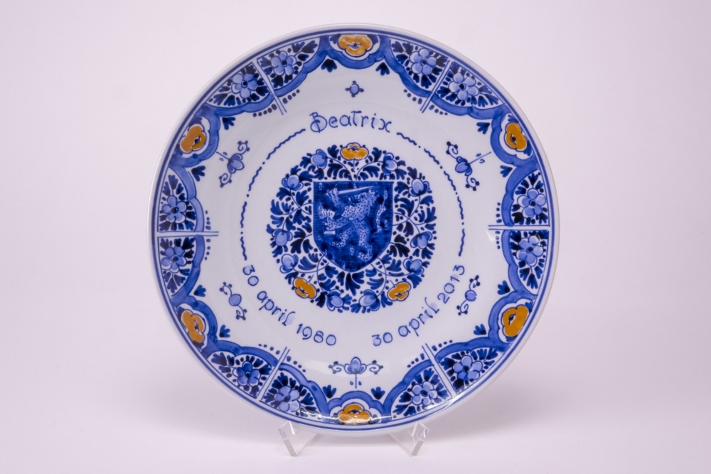 Bord ter herinnering aan de abdicatie van Koningin Beatrix.