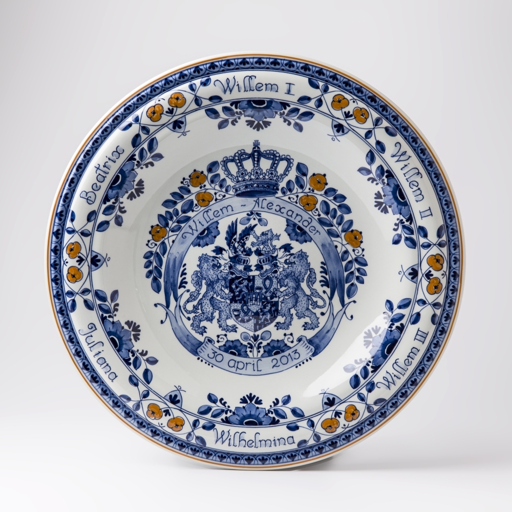 Bord ter herinnering aan de inhuldiging van Willem-Alexander.