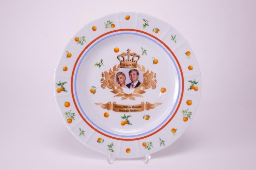 Bord ter herinnering aan de inhuldiging van Willem-Alexander.