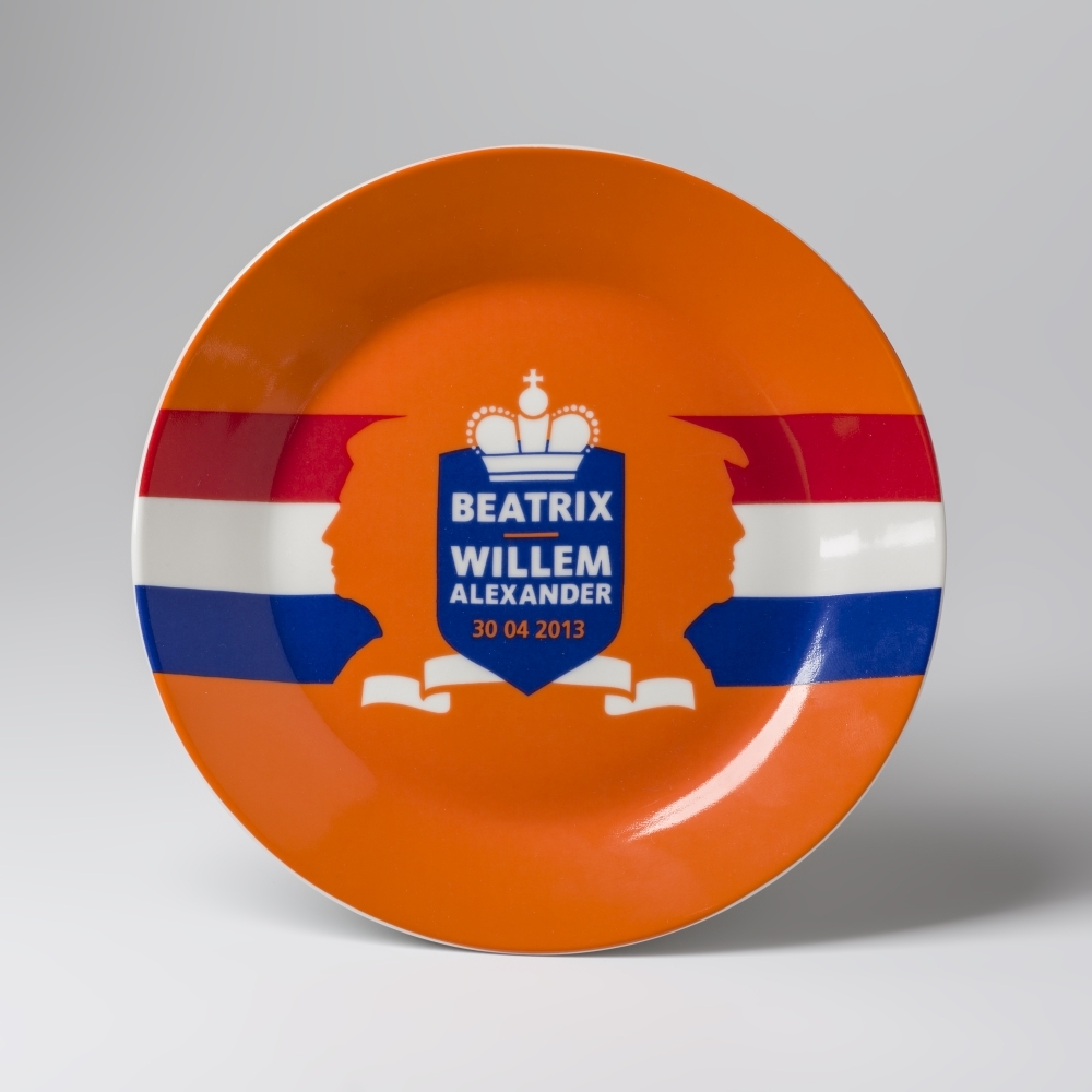 Bord ter herinnering aan de inhuldiging van Willem-Alexander.