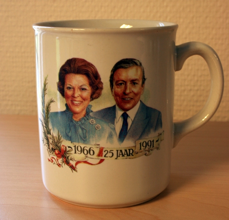 Beker met oor, ter herinnering aan 25 jarig huwelijk van Beatrix en Claus.