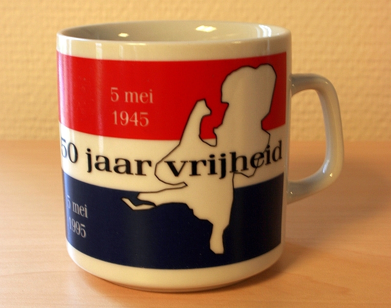 Beker met oor, uitgegeven ter ere van Nederland 50 jaar bevrijd.