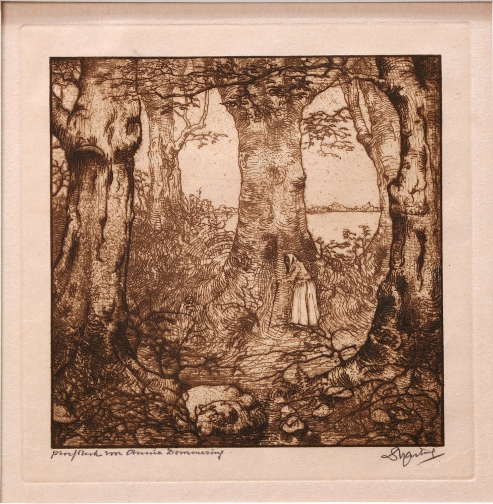 Vrouwtje tussen bomen.