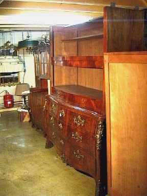 Grote tweedeurs gebombeerd Hollands kabinet met snijwerk van een vaas in de kap en op de deuren portretmedaillons en vazen.