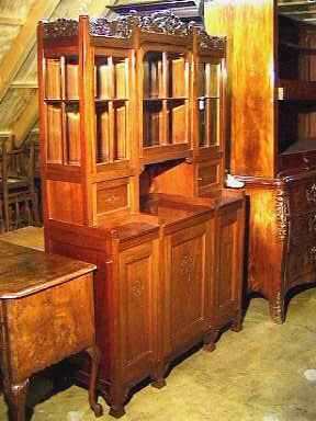 Buffetkastje met geslepen glas en houtsnijwerk aan de bovenzijde en midden op de deuren.