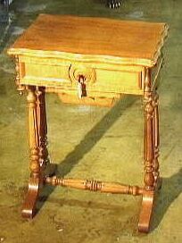 Modern naaitafeltje van mahoniefineer op berkehout.