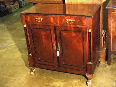 Rechte commode met boven twee laadjes en onder twee deurtjes.