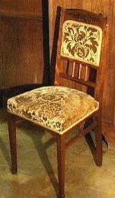 Mahoniehouten stoel met goudkleurige gebloemde bekleding.