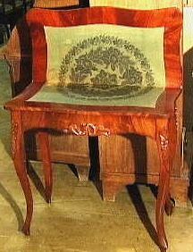 Speeltafeltje van mahoniefineer op grenen en eikehout op vier massieve mahonie poten.