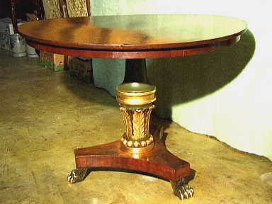 Ronde tafel op een brede bewerkte polychrome poot.