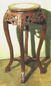 Hoog knotsvormig voetstuk (piedestal).