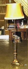 Hoge staande lamp met grote kap en goudkleurige smalle poot en zeer zware goudkleurige voet met klauwpootjes.