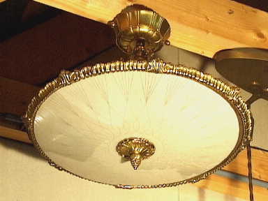 Ronde goudkleurige metalen plaffoniere met witte matglazen binnenkap.