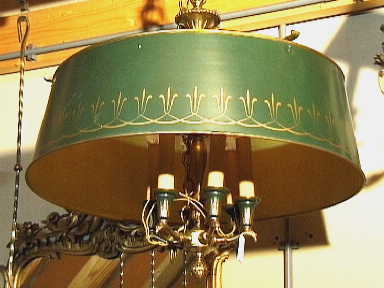 Grote hanglamp met een donkergroene brede metalen kap.